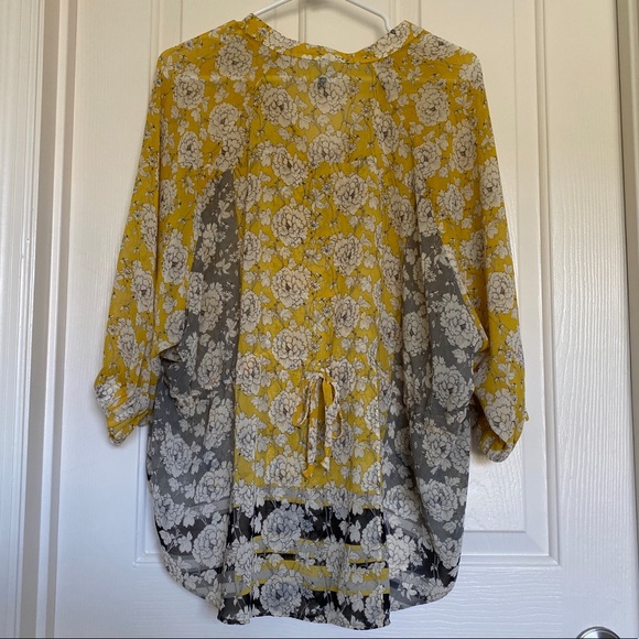 SMALL CAbi amelia gather floral top. Colors are yellow, white and navy. - Picture 3 of 8